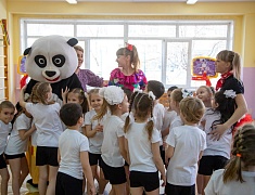 В благовещенском детском саду №67 спортивный флешмоб объединил родителей, детей и педагогов