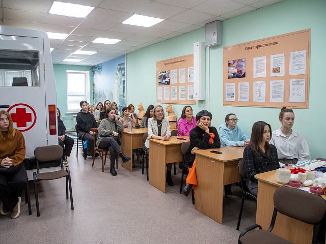 В Благовещенске волонтеры городских мероприятий теперь умеют оказывать первую помощь