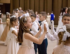 Больше 400 благовещенцев закружил кадетский бал