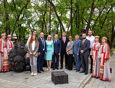В Купеческом сквере в Благовещенске торжественно открыли новую скульптуру «Торговец с верблюдом»