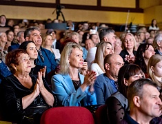 Мэр города Олег Имамеев поздравил благовещенский ансамбль "Ровесники" с 57-летием