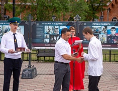 Олег Имамеев вручил благовещенским школьникам первые паспорта