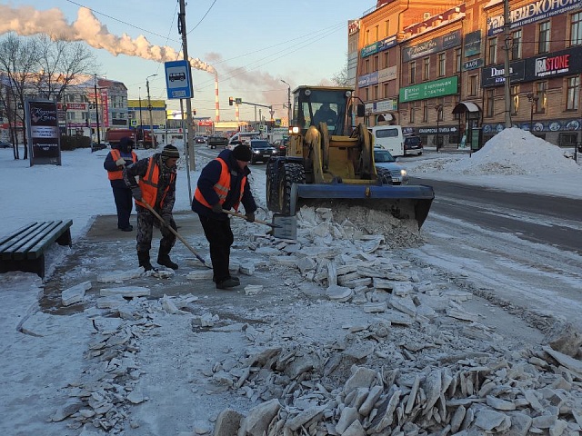 Пешеходные зоны по Политехнической, Пролетарской и Ленина чистят рабочие ГСТК