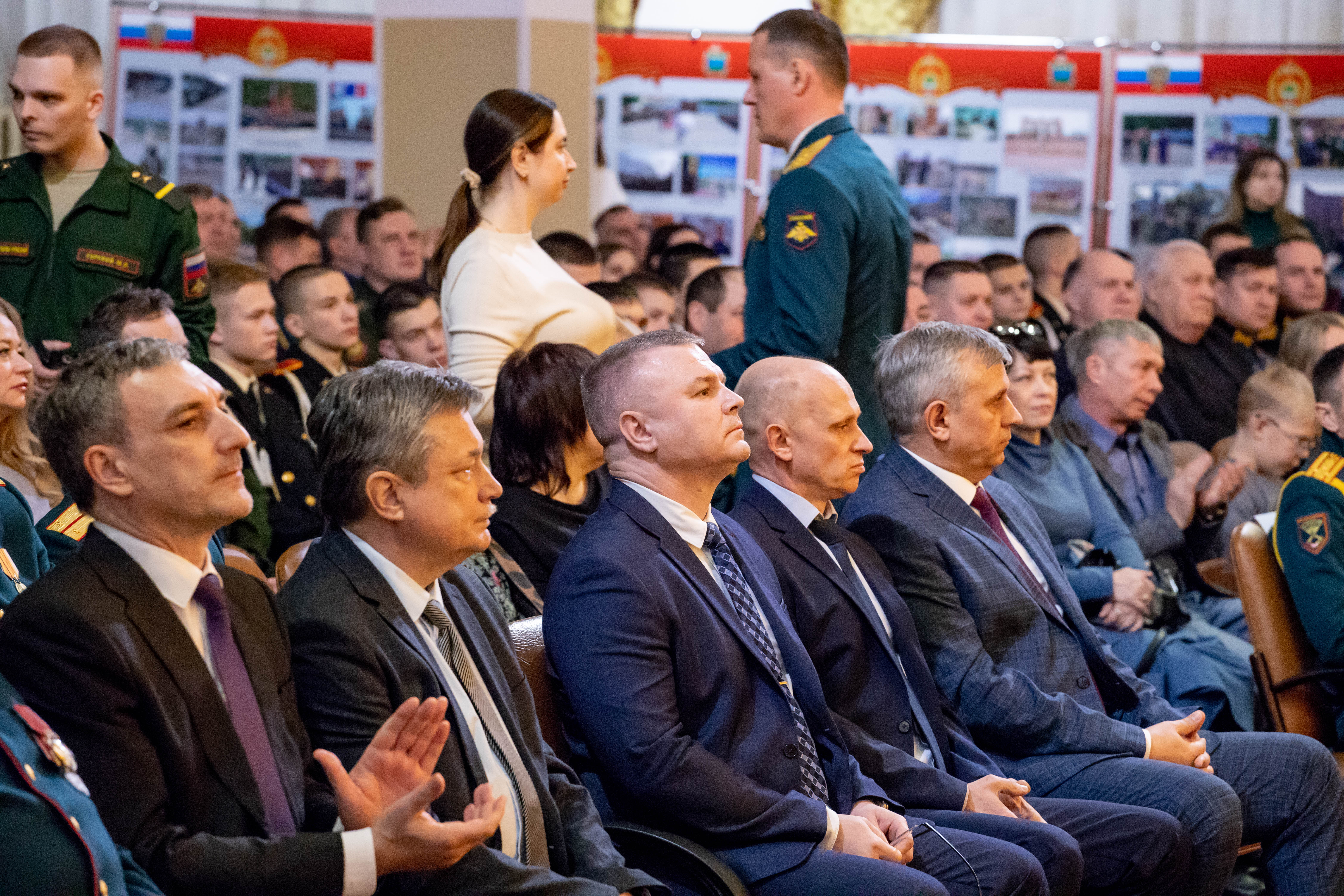 В Благовещенске в честь 84 дня рождения ДВОКУ личному составу вручили награды