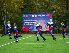 «Умную» спортивную площадку в Благовещенске открыли зарядкой и состязаниями