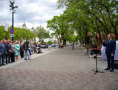 В Купеческом сквере в Благовещенске торжественно открыли новую скульптуру «Торговец с верблюдом»