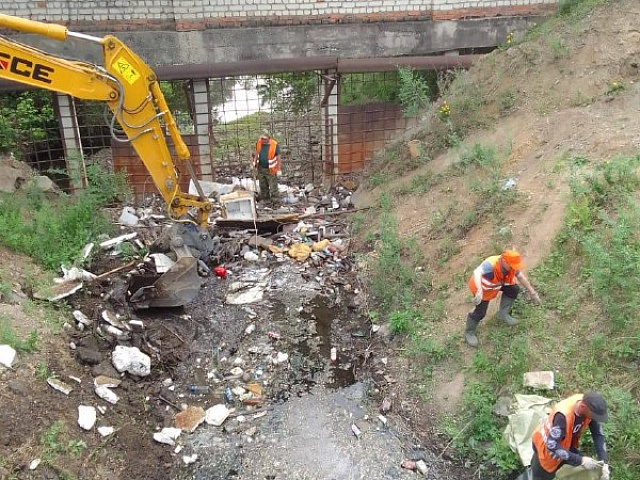 В Благовещенске ведут работы по расчистке русла реки Бурхановки  