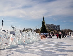 Театрализованная игровая программа для всей семьи "Рождество по-русски" прошла на центральной площади Благовещенска