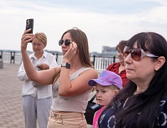 Олег Имамеев вручил благовещенским школьникам первые паспорта