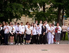 В День памяти и скорби благовещенцы возложили цветы к памятнику воинам-амурцам