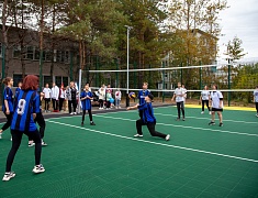 «Умную» спортивную площадку в Благовещенске открыли зарядкой и состязаниями