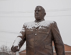 В День Героев России мэр Олег Имамеев и городские депутаты возложили цветы к памятнику Юрию Кузнецова