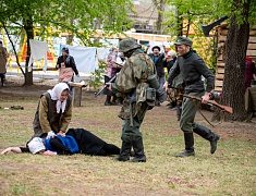 Реконструкцию боя Великой Отечественной войны показали гостям Городского парка в День Победы