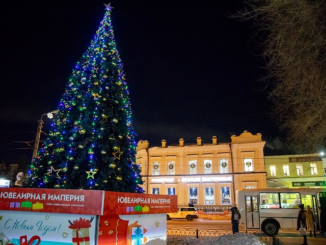 Благовещенск продолжает преображаться к главному зимнему празднику