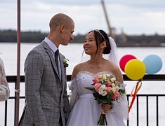 Коллективную свадьбу провели на берегу Зеи в Благовещенске