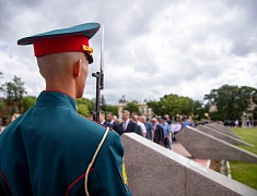 В День памяти и скорби благовещенцы возложили цветы к памятнику воинам-амурцам