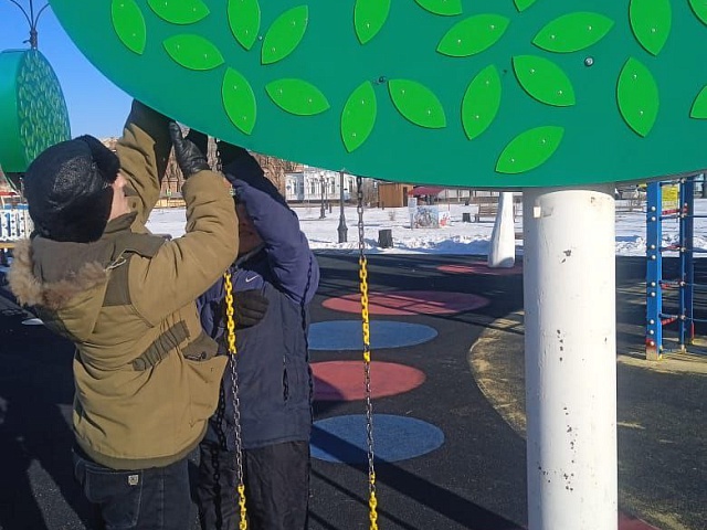 Рабочие ГСТК отремонтировали качели на детской площадке