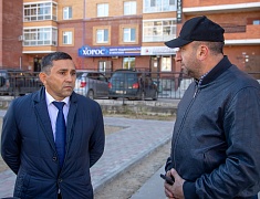 Мэр Благовещенска Олег Имамеев в ходе выездного совещания проконтролировал ход работ на универсальной спортплощадке в микрорайоне