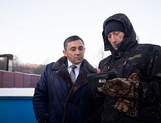 Выездная встреча мэра по заливке катка на Нагорной, 14