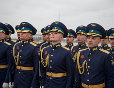 В честь Дня Победы в Благовещенске развернули знамя Победы