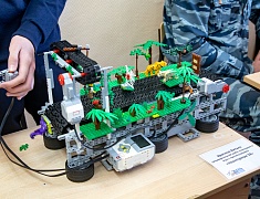 Мэр Благовещенска Олег Имамеев посетил выставку "Дня детских изобретений" в 16 школе