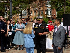 Мэр Благовещенска в День России вручил паспорта 13 юным благовещенцам