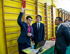 Мэр Благовещенска Олег Имамеев посетил выставку "Дня детских изобретений" в 16 школе