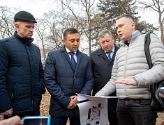 Мэр Благовещенска Олег Имамеев провел выездное совещание по благоустройству сквера водников