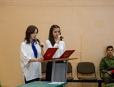 В одной из школ Благовещенска установили первые парты Героев