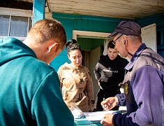 Сотрудники ГОЧС раздают пожарные извещатели