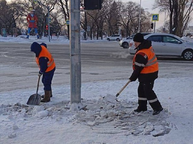 На городских магистралях сегодня: самосвалы, экскаваторы, грейдеры и другая техника