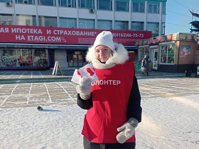 На улицах Благовещенска волонтеры раздали сотню красных лент 