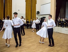 В Благовещенске в танце закружились более сотни студентов