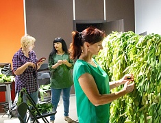 В Благовещенске плетут маскировочные сети для участников СВО