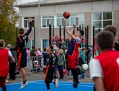 «Умную» спортивную площадку в Благовещенске открыли зарядкой и состязаниями