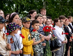 В День памяти и скорби благовещенцы возложили цветы к памятнику воинам-амурцам