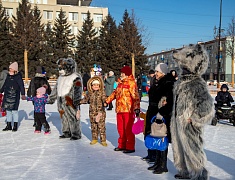 Театрализованная игровая программа для всей семьи "Рождество по-русски" прошла на центральной площади Благовещенска