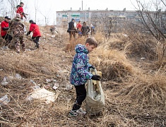 Мэр Благовещенска Олег Имамеев вместе с фан-клубом города очистил еще одну городскую территорию