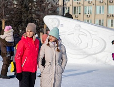 Театрализованная игровая программа для всей семьи "Рождество по-русски" прошла на центральной площади Благовещенска