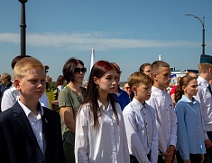 Мэр Благовещенска в День России вручил паспорта 13 юным благовещенцам