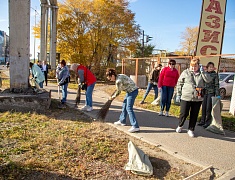 К общегородскому субботнику присоединились работники администрации Благовещенска