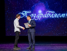 Мэр Благовещенска Олег Имамеев вручил премию одарённым детям по итогам 2022 года