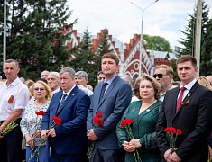 В День памяти и скорби благовещенцы возложили цветы к памятнику воинам-амурцам