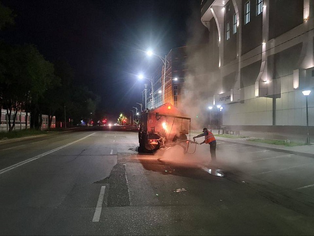 Одни из наиболее оживлённых благовещенских магистралей пропылесосили ГСТК ночью