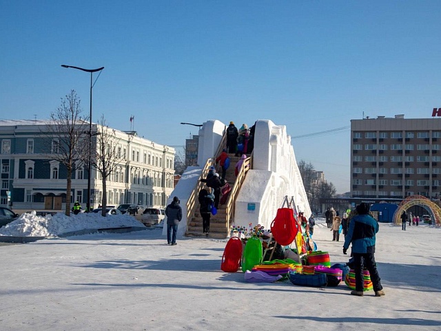 В управлении ЖКХ рассказали, как снежный городок в Благовещенске «пережил» новогодние праздники 