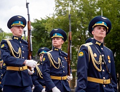 В День памяти и скорби благовещенцы возложили цветы к памятнику воинам-амурцам