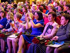 В Благовещенске за заслуги наградили более сотни педагогов