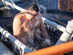  Благовещенцы окунулись в прорубь на Крещение