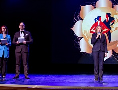 Мэр города Олег Имамеев поздравил благовещенский ансамбль "Ровесники" с 57-летием