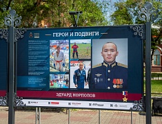 Мэр Благовещенска в День России вручил паспорта 13 юным благовещенцам